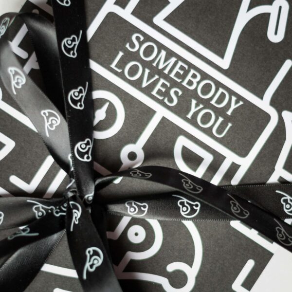 close up of personlied two chimps coffee gift note