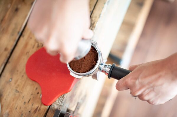 tamping a portafilter